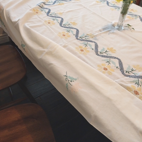 Vintage Hand Embroidered Floral Tablecloth 65" x 55" - Picture 8 of 11